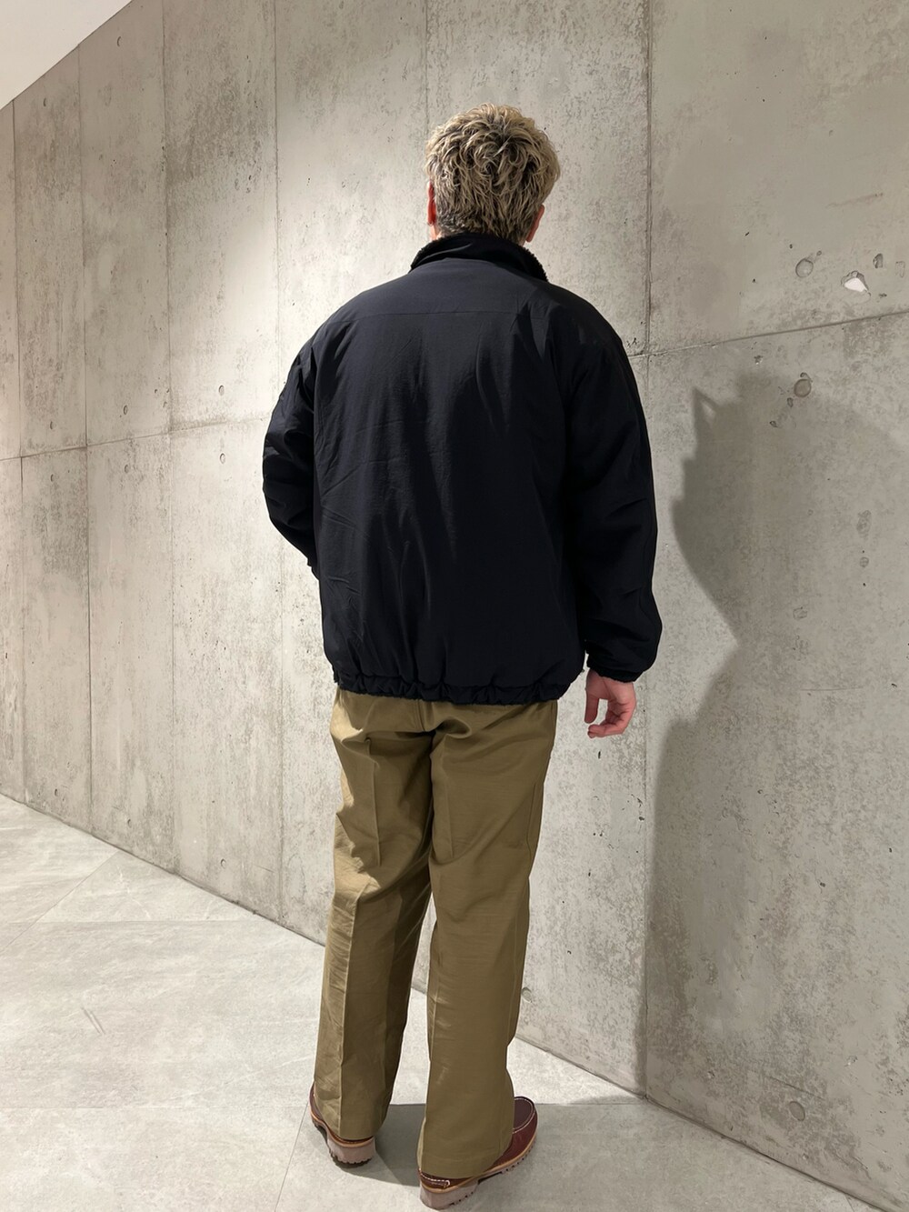 グリーン系のその他パンツ、レッド系のモカシン/デッキシューズ、ホワイト系のTシャツ/カットソーを着用したメンズの秋コーディネートの3枚目の写真