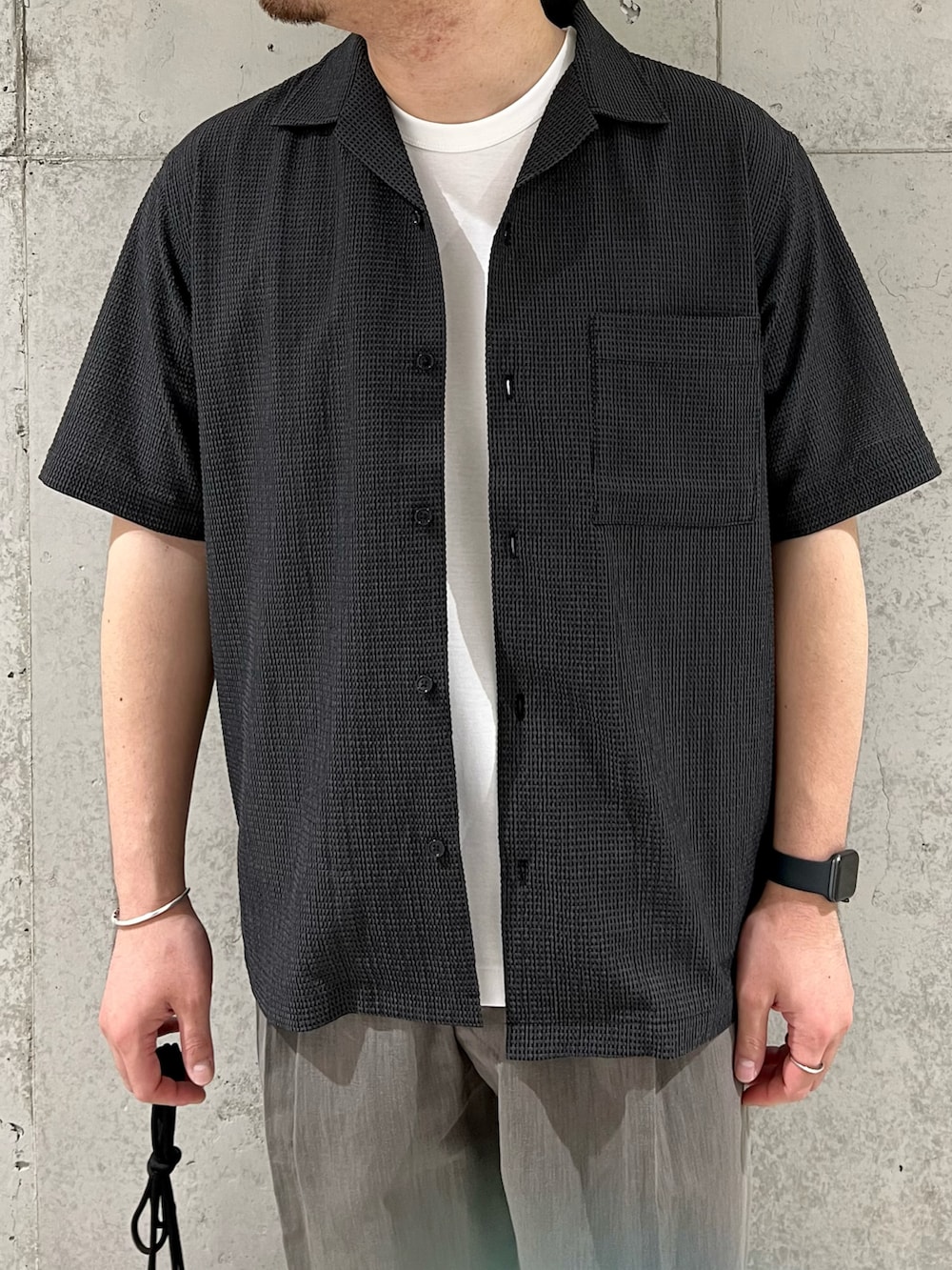 ブラック系のショルダーバッグ、グレー系のシャツ/ブラウス、ホワイト系のTシャツ/カットソーを着用したメンズの夏コーディネートの2枚目の写真