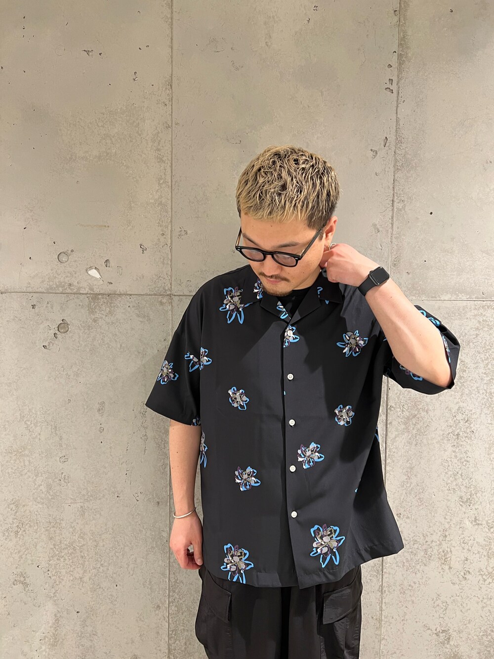 ブラック系のカーゴパンツ、ブラック系のシャツ/ブラウス、ブラック系のタンクトップを着用したメンズの夏コーディネートの2枚目の写真