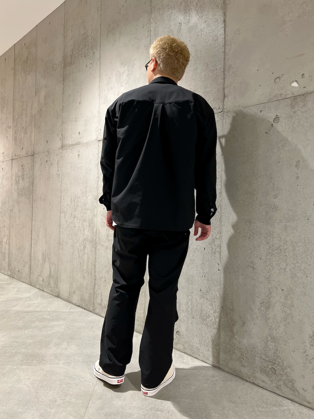 ブラック系のシャツ/ブラウス、ブルー系のTシャツ/カットソー、ブラック系のその他パンツを着用したメンズの春コーディネートの4枚目の写真