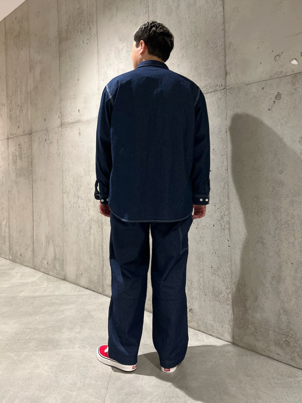 ブルー系のシャツ/ブラウス、ホワイト系のTシャツ/カットソー、ブルー系のデニムパンツを着用したメンズの春コーディネートの5枚目の写真