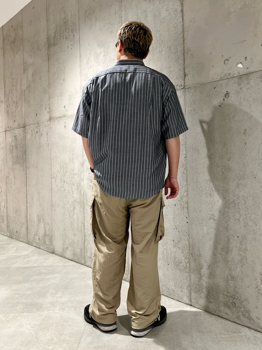 グレー系のシャツ/ブラウス、ブラック系のTシャツ/カットソー、ベージュ系のその他パンツを着用したメンズの夏コーディネートの4枚目の写真