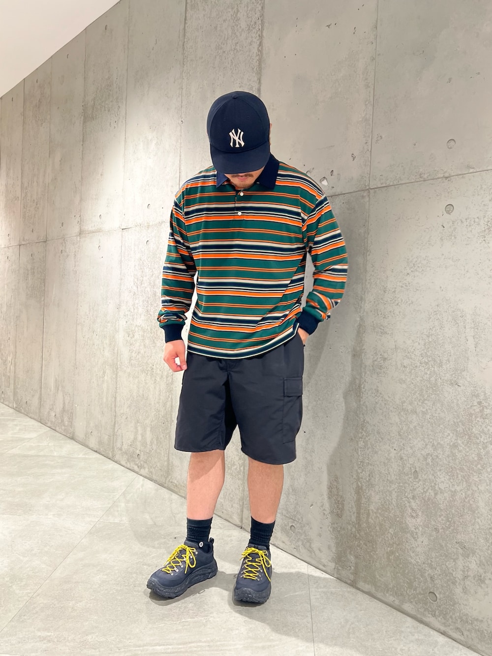 グリーン系のTシャツ/カットソー、ブラック系のベスト、ブラック系のその他パンツを着用したメンズの夏コーディネートの2枚目の写真