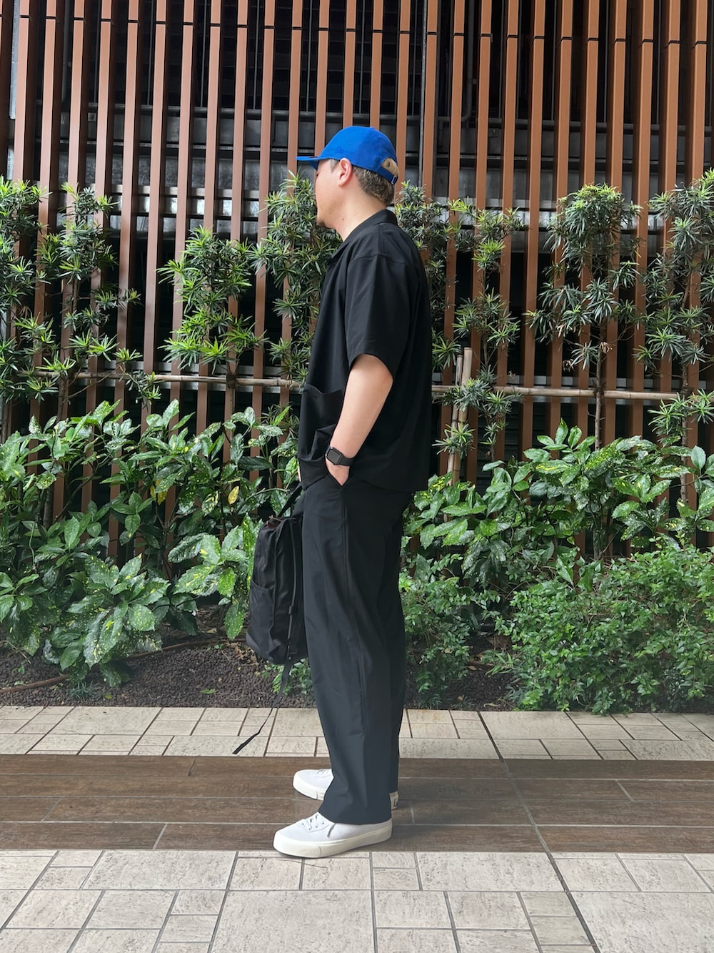 ホワイト系のTシャツ/カットソー、ブラック系のその他パンツ、ブラック系のシャツ/ブラウスを着用したメンズの夏コーディネートの3枚目の写真