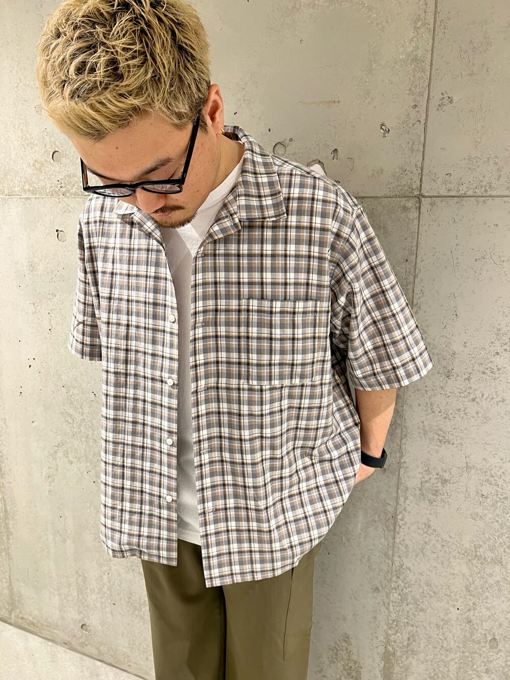 ブラック系のスニーカー、グレー系のシャツ/ブラウス、ブラック系のTシャツ/カットソーを着用したメンズの春コーディネートの2枚目の写真