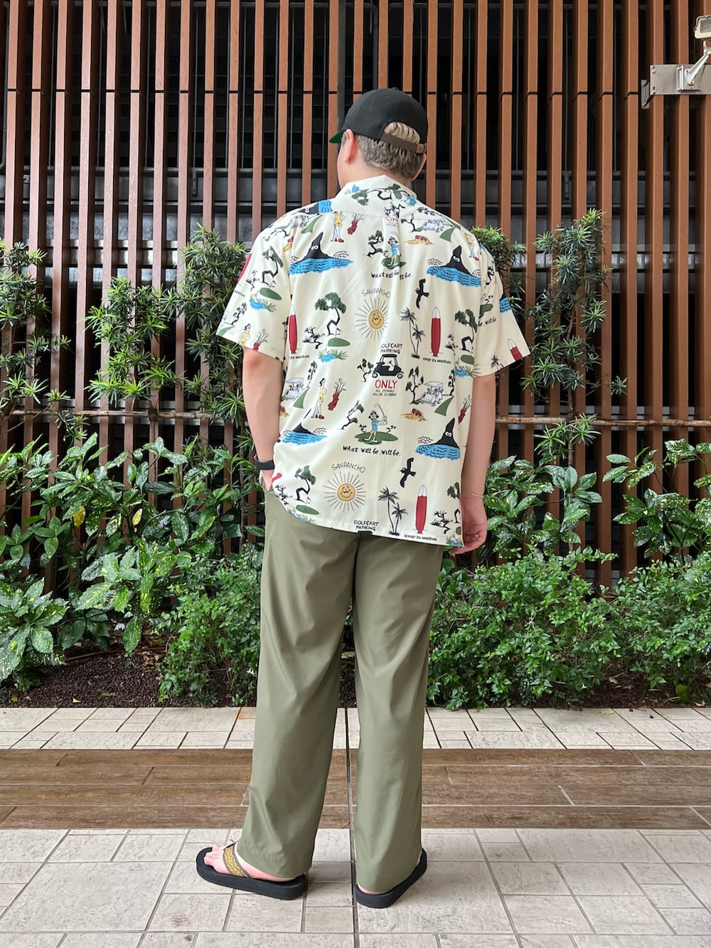 ホワイト系のTシャツ/カットソー、グリーン系のその他パンツ、グリーン系のサンダルを着用したメンズの夏コーディネートの5枚目の写真