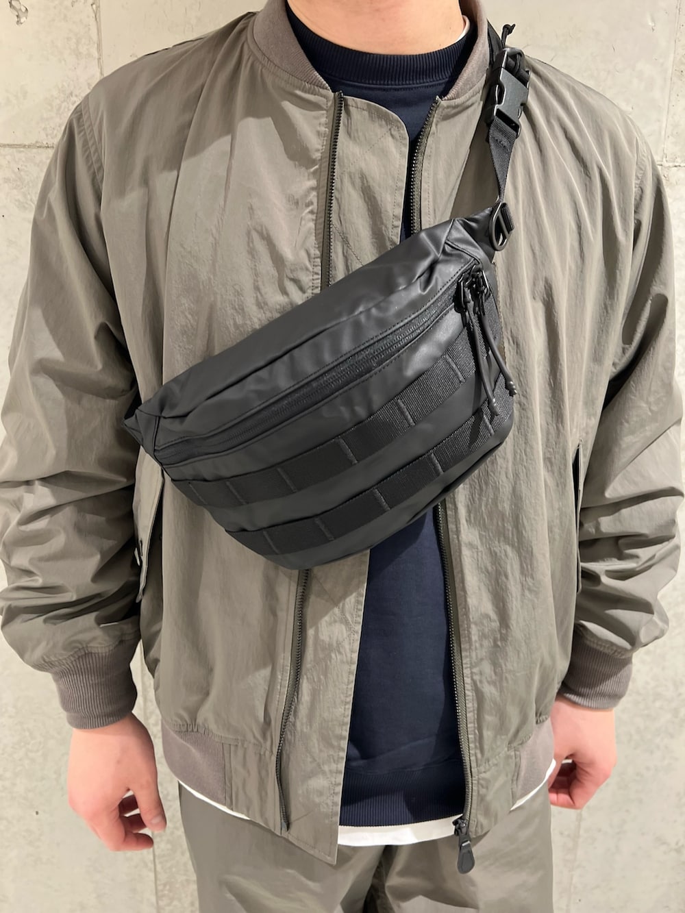 ブルー系のスウェット、ホワイト系のTシャツ/カットソー、ブラック系のボディバッグ/ウエストポーチを着用したメンズの冬コーディネートの4枚目の写真