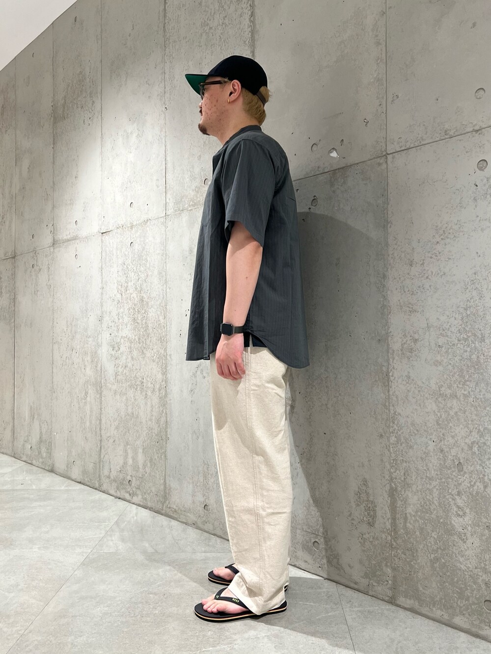 グレー系のシャツ/ブラウス、ブラック系のTシャツ/カットソー、ベージュ系のその他パンツを着用したメンズの夏コーディネートの2枚目の写真