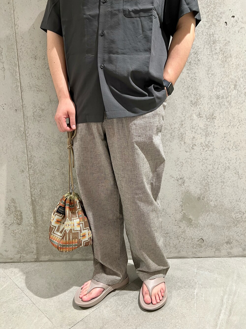 ホワイト系のTシャツ/カットソー、ホワイト系のその他パンツ、ブラック系のシャツ/ブラウスを着用したメンズの夏コーディネートの2枚目の写真