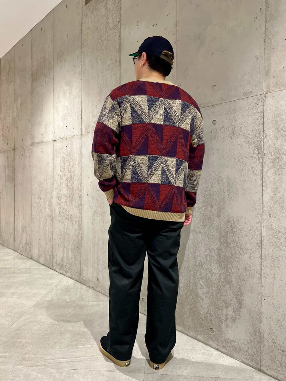 ホワイト系のTシャツ/カットソー、ベージュ系のカーディガン/ボレロ、ブラック系のチノパンツを着用したメンズの夏コーディネートの4枚目の写真