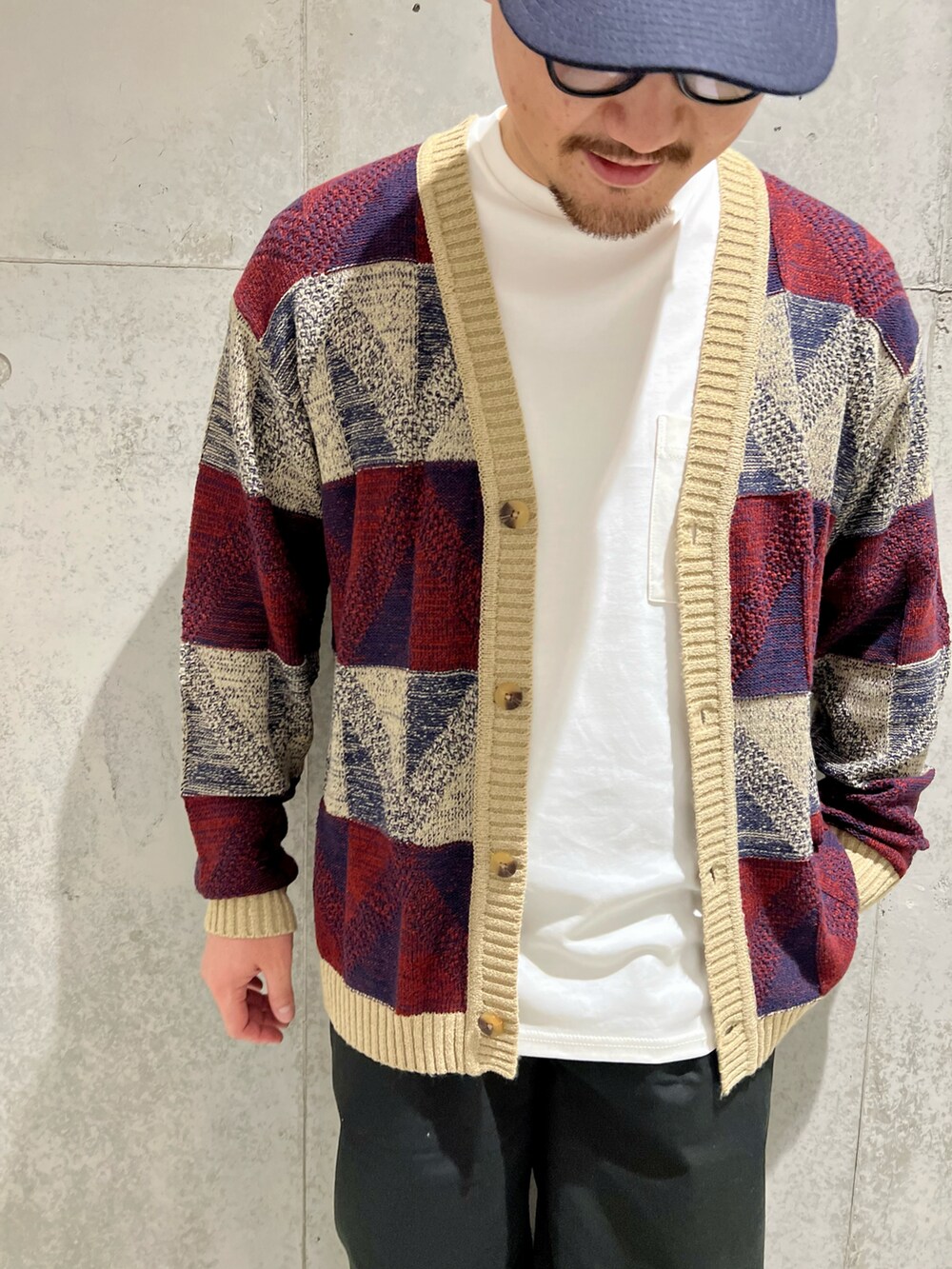 ホワイト系のTシャツ/カットソー、ベージュ系のカーディガン/ボレロ、ブラック系のチノパンツを着用したメンズの夏コーディネートの2枚目の写真