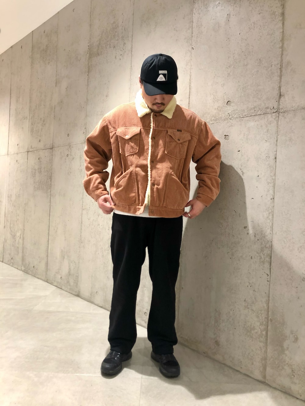 ピンク系のその他アウター、ホワイト系のTシャツ/カットソー、ブラック系のスウェットパンツを着用したメンズの冬コーディネートの2枚目の写真