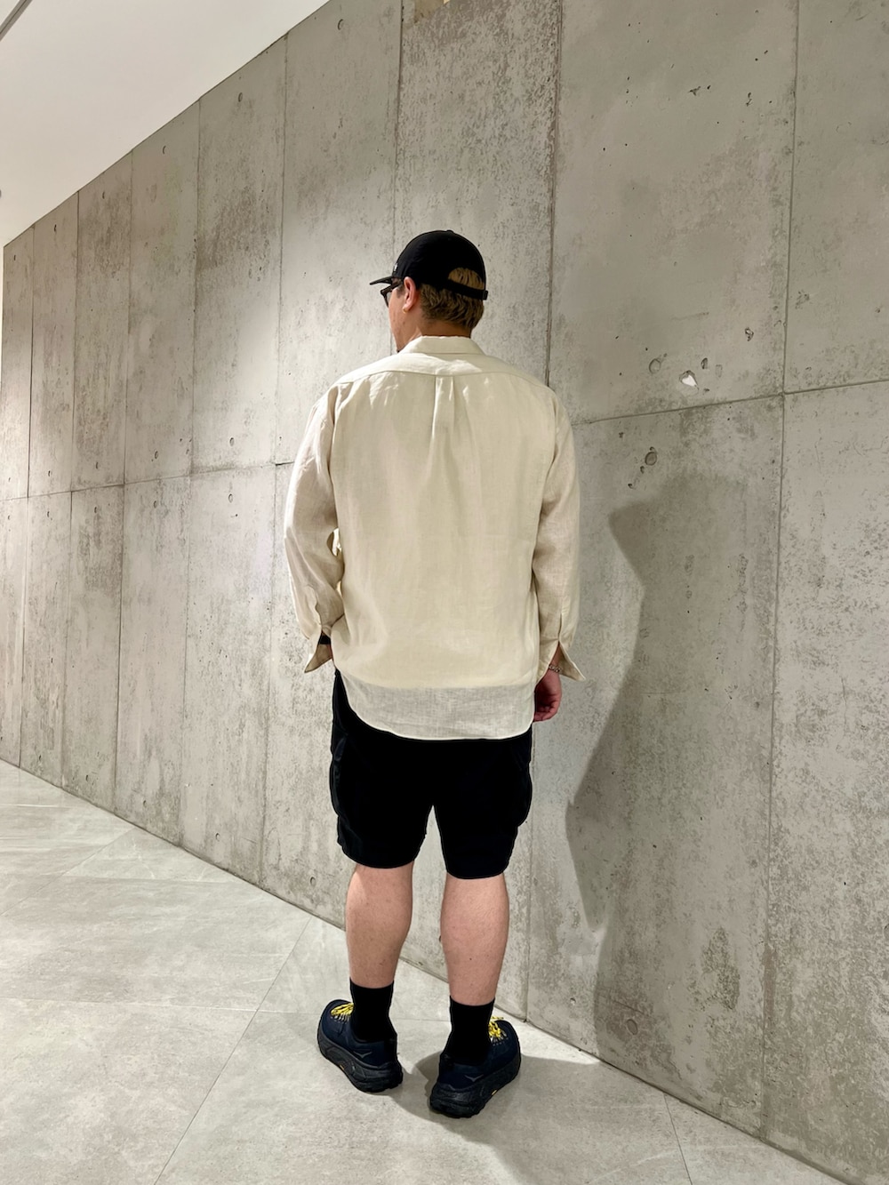 ホワイト系のシャツ/ブラウス、ホワイト系のタンクトップ、ブラック系のその他パンツを着用したメンズの夏コーディネートの4枚目の写真