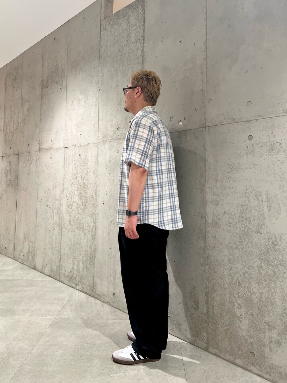 その他のシャツ/ブラウス、ブラック系のパンツ、ホワイト系のスニーカーを着用したメンズの夏コーディネートの2枚目の写真