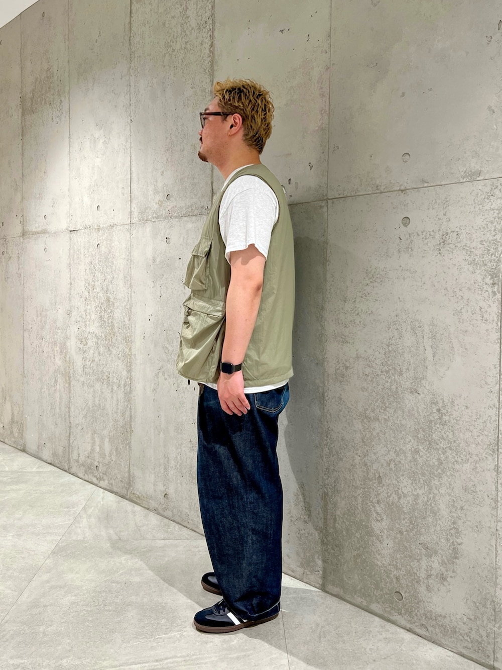 「ロゴT、テーマパークコーデ、シンプル、アウトドアスタイル、休日スタイル、大人カジュアル、お出かけコーデ、ootd、いいね、save、フォローお願いします🤑、夏コーデ、スポーツミックス、スニーカー、シンプルコーデ、ベスト、Tシャツ」｜「SMELLYの316Lミニフープピアス（ピアス（両耳用）、ゴールド系）」を使った、Jun さん（メンズ・176cm）の夏コーディネートの2枚目の写真