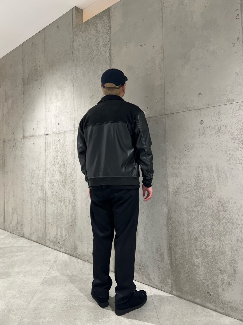 ブラック系のブルゾン、ブラック系のTシャツ/カットソー、ブラック系のその他パンツを着用したメンズの冬コーディネートの3枚目の写真