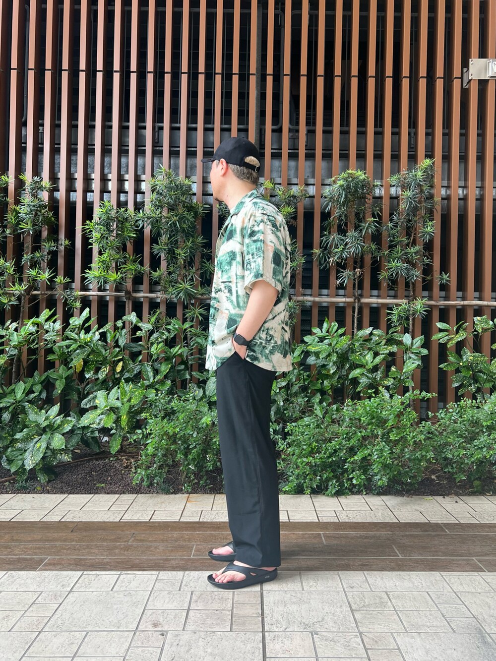 グリーン系のシャツ/ブラウス、ホワイト系のTシャツ/カットソー、ブラック系のサンダルを着用したメンズの春コーディネートの3枚目の写真