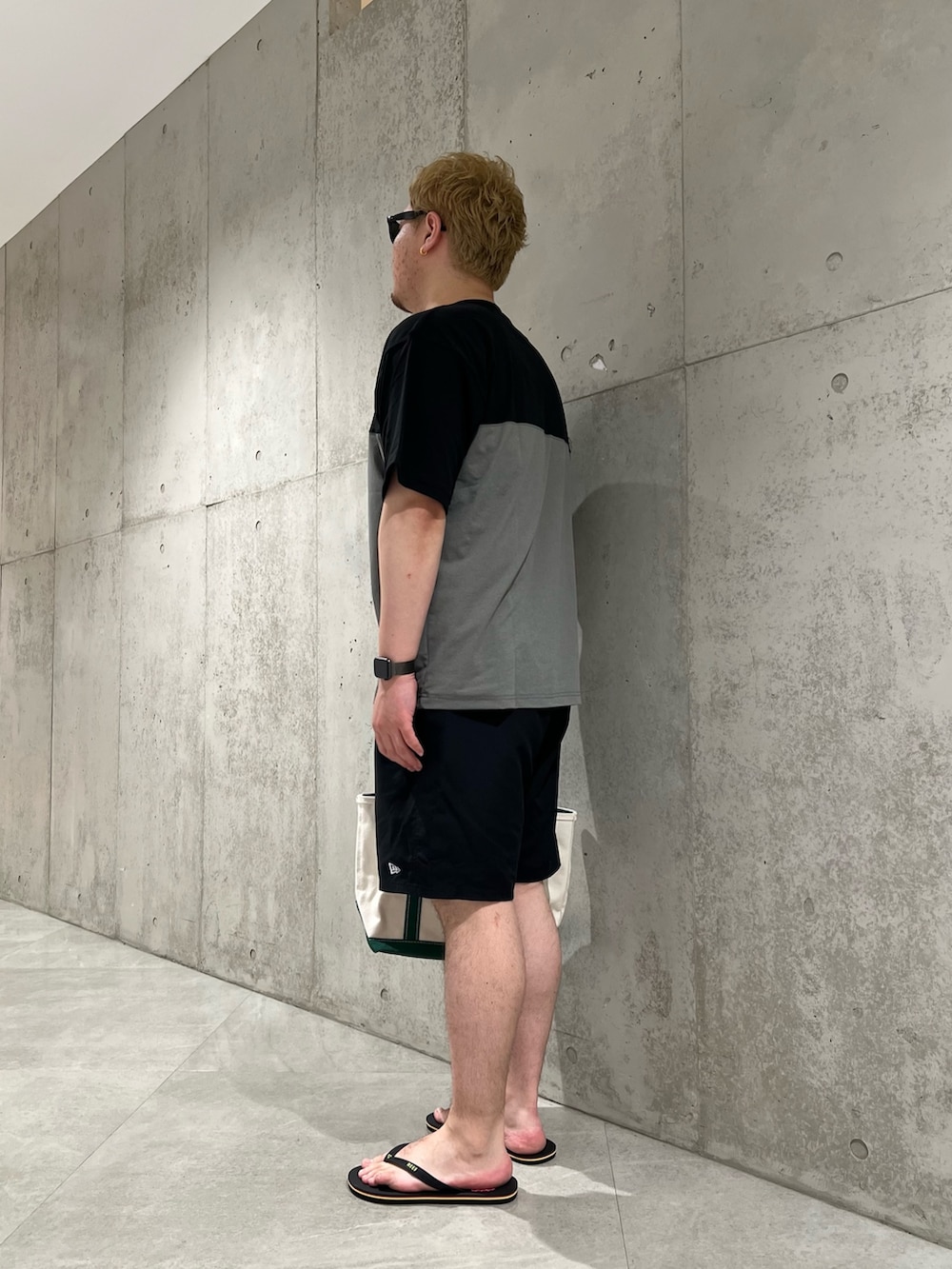 「夏コーデ、海、サンダル、大人カジュアル、ストリート、トートバッグ、ビーサン、夏、スポーツミックス、おしゃれさんと繋がりたい、夏だ！Tシャツ着よう！、お出かけコーデ、フェススタイル、ootd、いいね、save、フォローお願いします🤑」｜「SMELLYの316Lミニフープピアス（ピアス（両耳用）、ゴールド系）」を使った、Jun さん（メンズ・176cm）の夏コーディネートの2枚目の写真