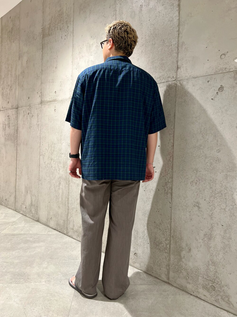 ホワイト系のTシャツ/カットソー、グレー系のその他パンツ、ブラック系のシャツ/ブラウスを着用したメンズの夏コーディネートの5枚目の写真