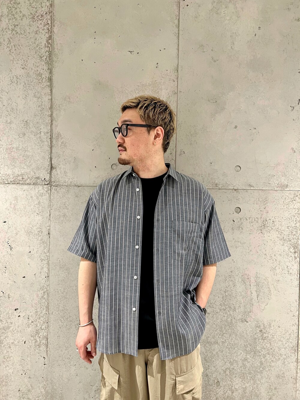 グレー系のシャツ/ブラウス、ブラック系のTシャツ/カットソー、ベージュ系のその他パンツを着用したメンズの夏コーディネートの2枚目の写真