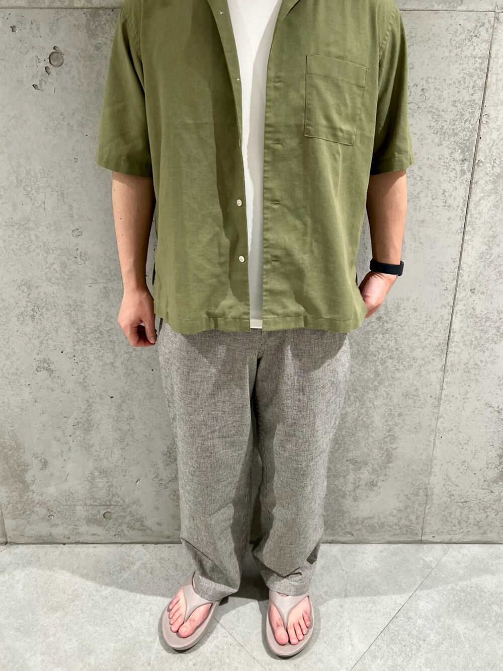 ホワイト系のその他パンツ、グリーン系のシャツ/ブラウス、ホワイト系のタンクトップを着用したメンズの夏コーディネートの4枚目の写真