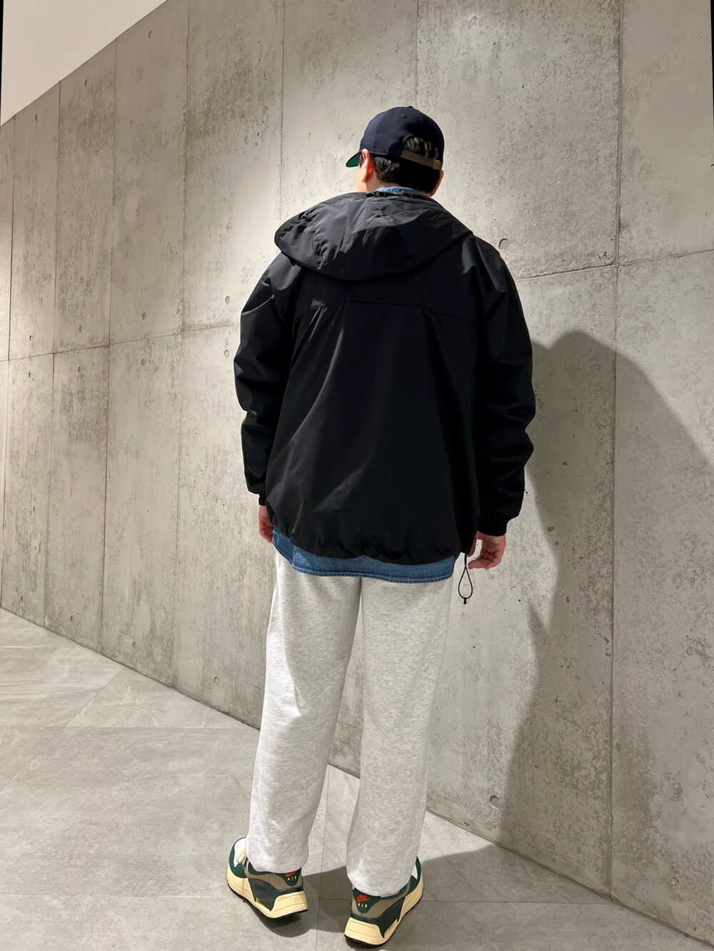 ブラック系のマウンテンパーカー、ブルー系のシャツ/ブラウス、グレー系のスウェットパンツを着用したメンズの春コーディネートの5枚目の写真