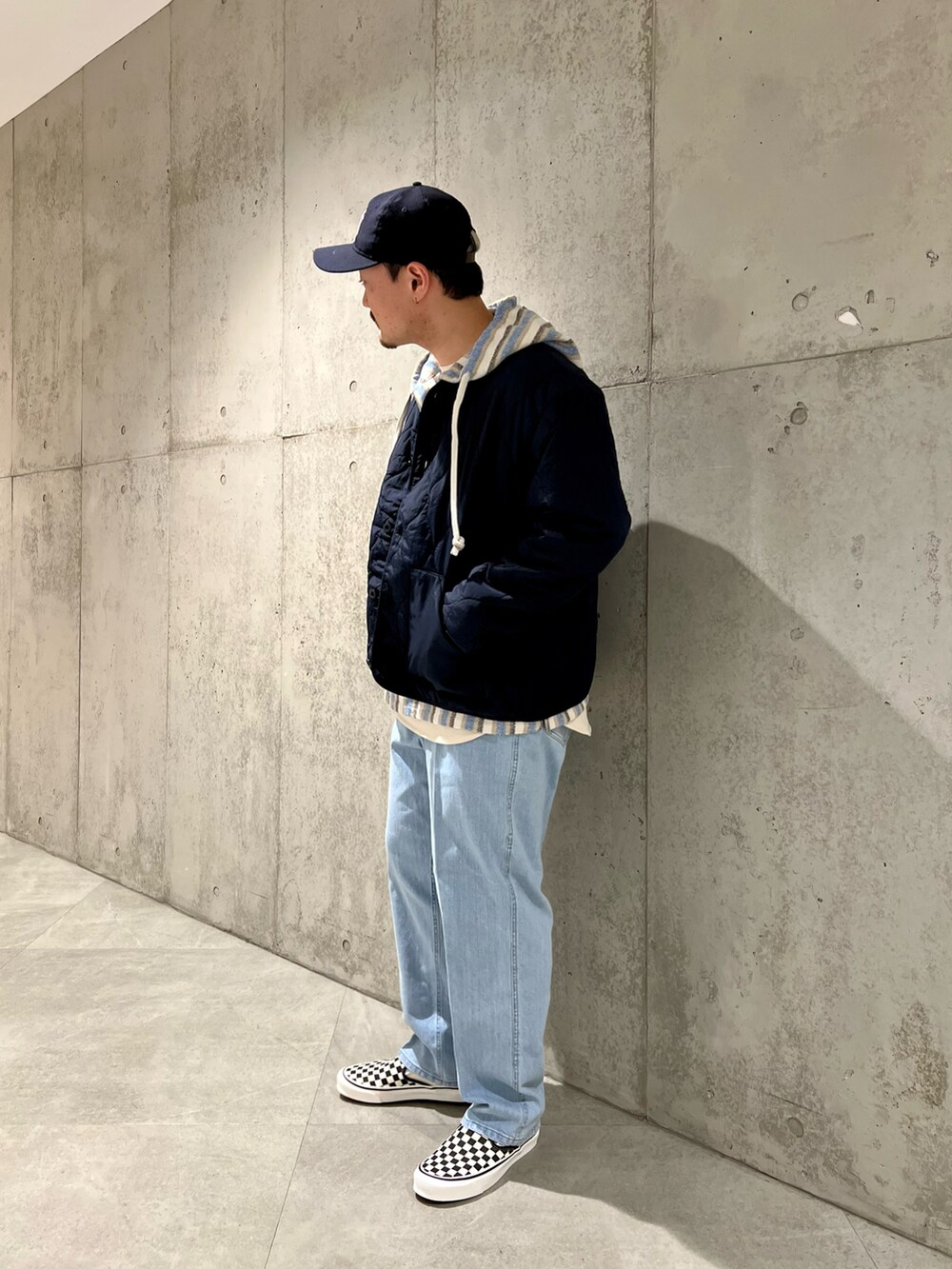 ブルー系のパーカー、ホワイト系のTシャツ/カットソー、ブルー系のその他アウターを着用したメンズの冬コーディネートの2枚目の写真