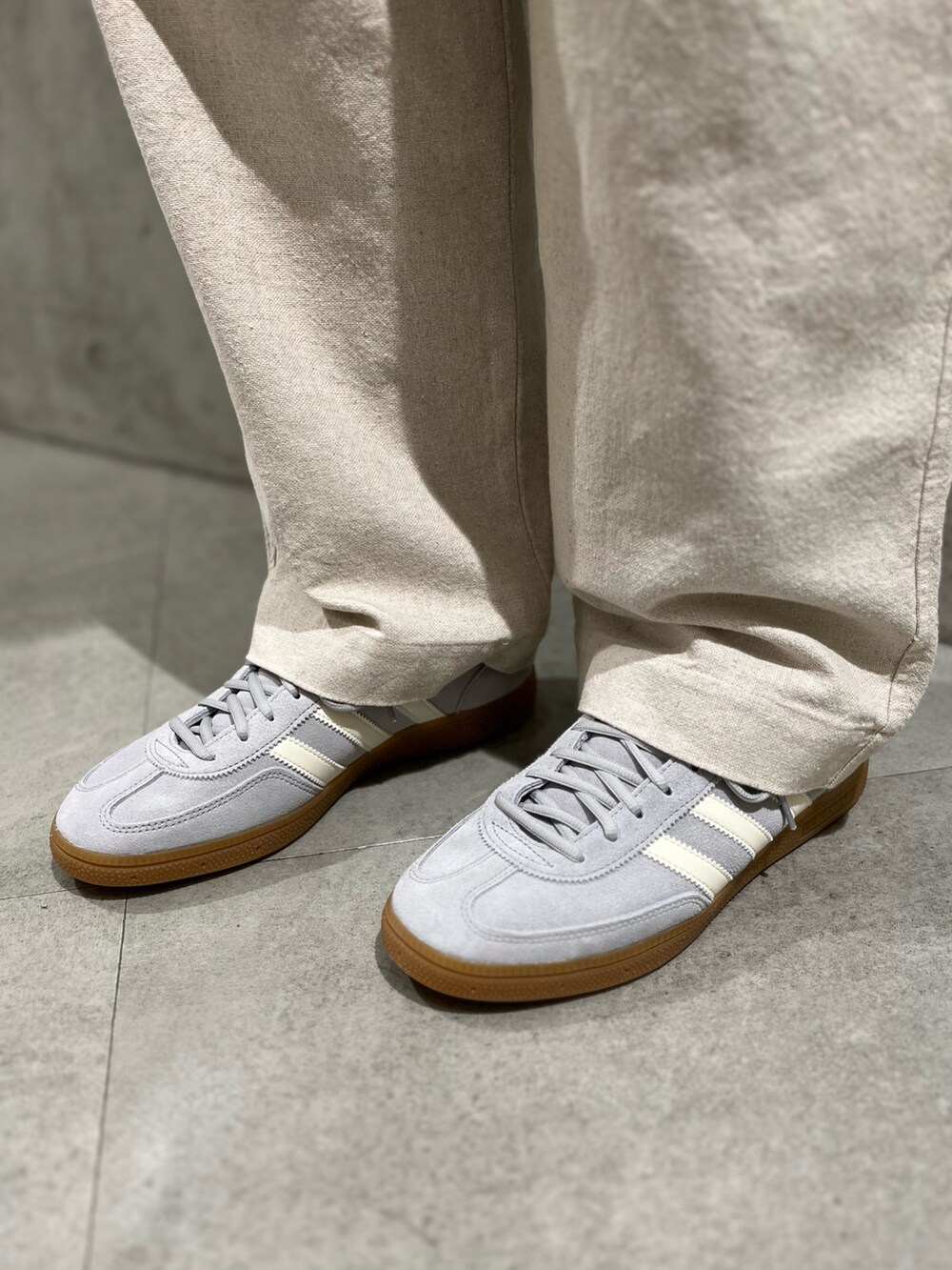 グレー系のシャツ/ブラウス、ホワイト系のタンクトップ、ベージュ系のその他パンツを着用したメンズの夏コーディネートの4枚目の写真