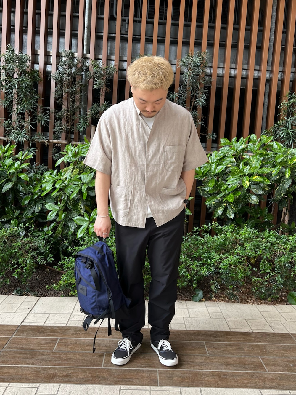 ベージュ系のシャツ/ブラウス、ブラック系のスニーカー、ブラック系のその他パンツを着用したメンズの春コーディネートの2枚目の写真