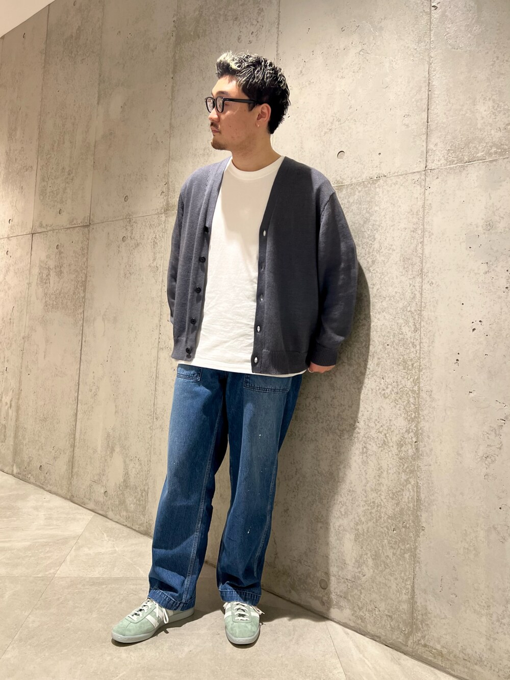 ブルー系のデニムパンツ、ホワイト系のTシャツ/カットソー、グレー系のカーディガン/ボレロを着用したメンズの春コーディネートの2枚目の写真