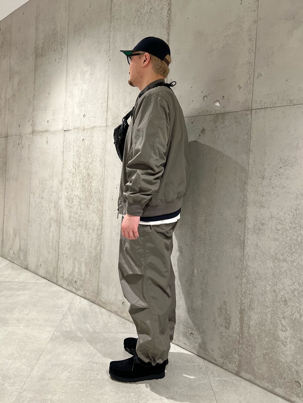 ブルー系のスウェット、ホワイト系のTシャツ/カットソー、ブラック系のボディバッグ/ウエストポーチを着用したメンズの冬コーディネートの2枚目の写真