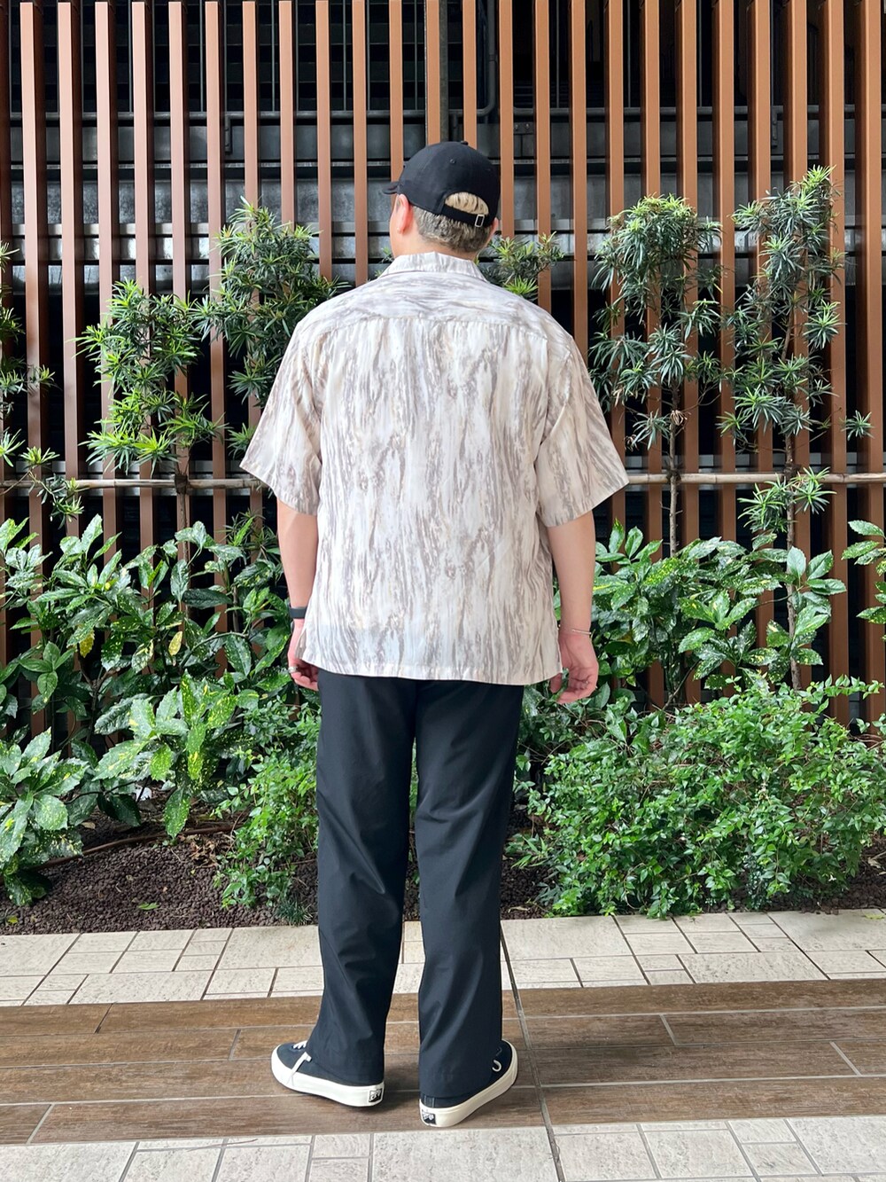 ホワイト系のTシャツ/カットソー、ブラック系のスニーカー、ブラック系のその他パンツを着用したメンズの夏コーディネートの4枚目の写真