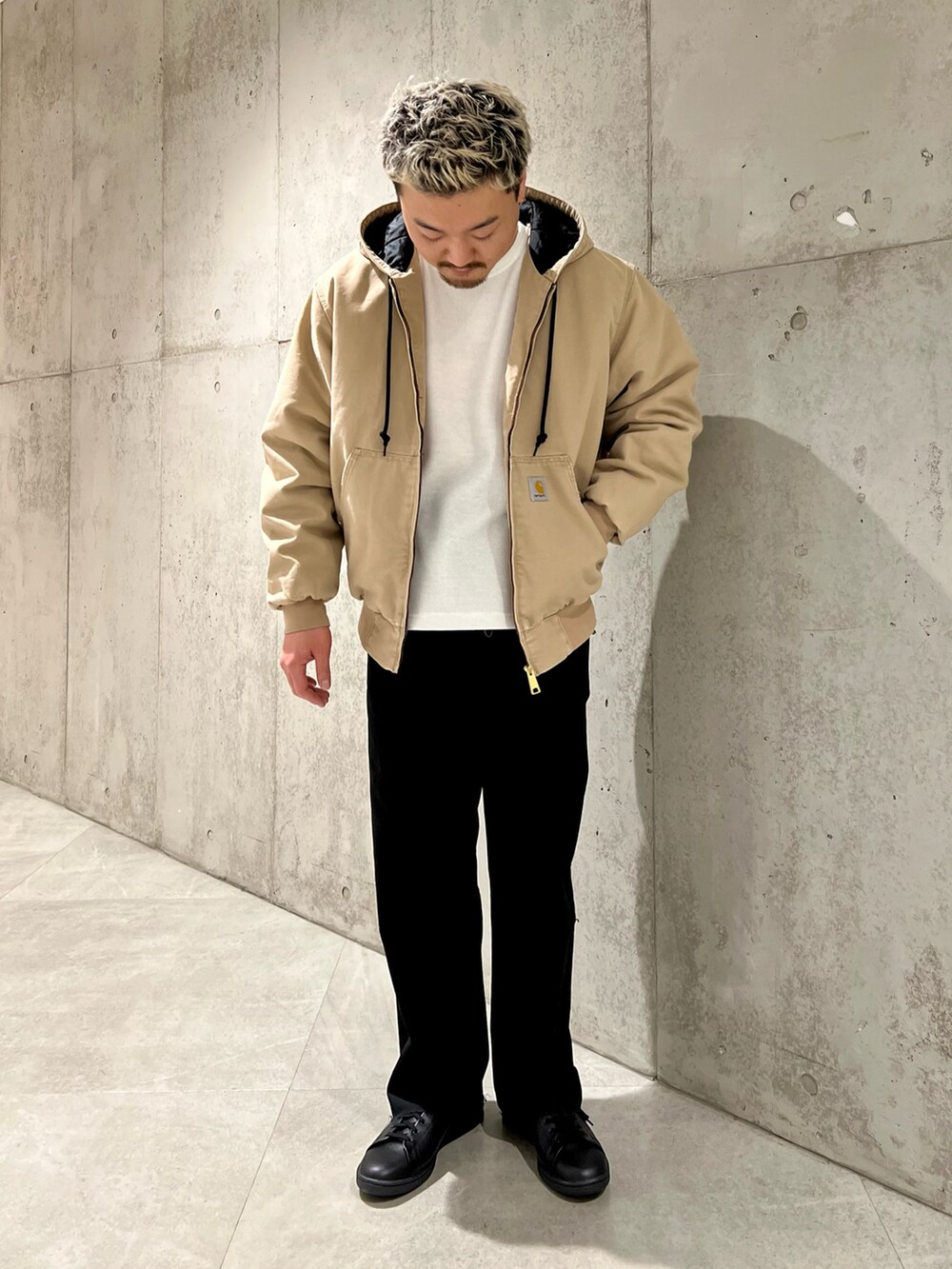 ブラウン系のその他アウター、ホワイト系のTシャツ/カットソー、ブラック系のチノパンツを着用したメンズの春コーディネートの2枚目の写真