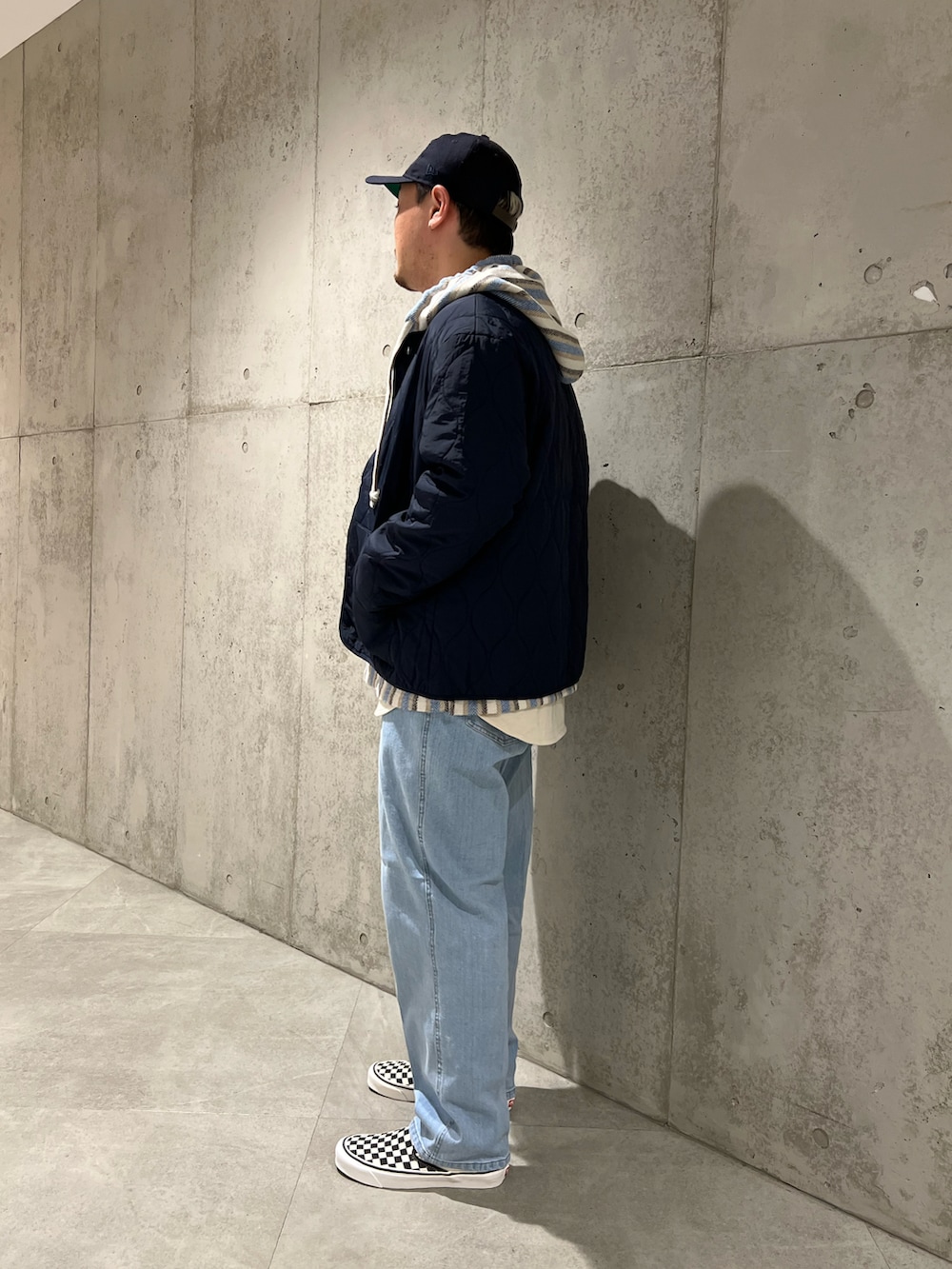 ブルー系のパーカー、ホワイト系のTシャツ/カットソー、ブルー系のその他アウターを着用したメンズの冬コーディネートの3枚目の写真