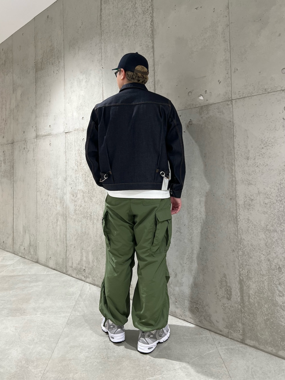 ブルー系のデニムジャケット、ホワイト系のTシャツ/カットソー、グリーン系のカーゴパンツを着用したメンズの春コーディネートの3枚目の写真