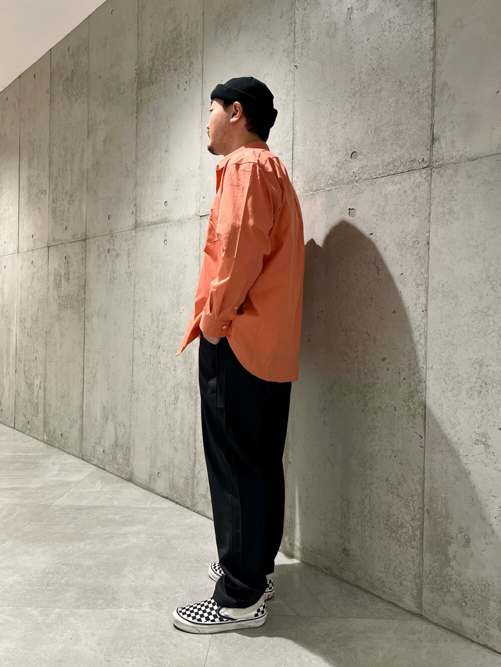 オレンジ系のシャツ/ブラウス、その他のスリッポン、ホワイト系のTシャツ/カットソーを着用したメンズの冬コーディネートの2枚目の写真