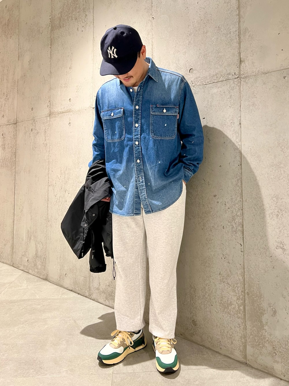 ブラック系のマウンテンパーカー、ブルー系のシャツ/ブラウス、グレー系のスウェットパンツを着用したメンズの春コーディネートの2枚目の写真