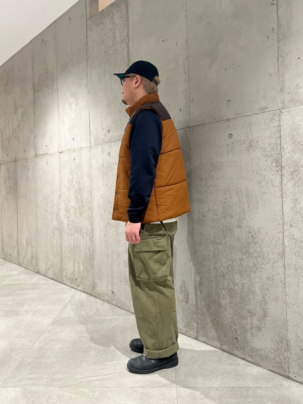 ブラウン系のベスト、ブルー系のスウェット、ホワイト系のTシャツ/カットソーを着用したメンズの冬コーディネートの2枚目の写真