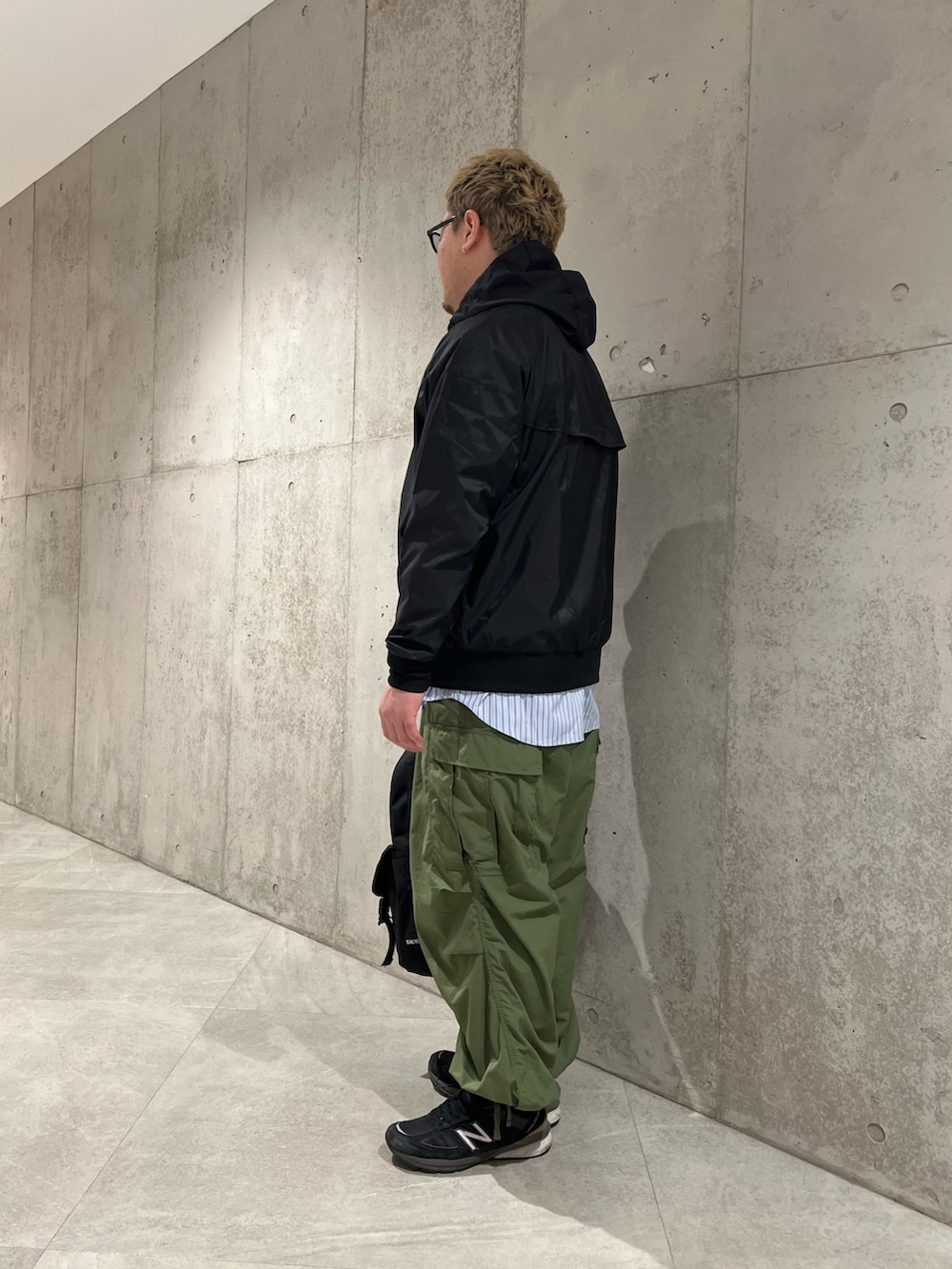 ブラック系のナイロンジャケット、ブルー系のシャツ/ブラウス、グリーン系のカーゴパンツを着用したメンズの冬コーディネートの2枚目の写真