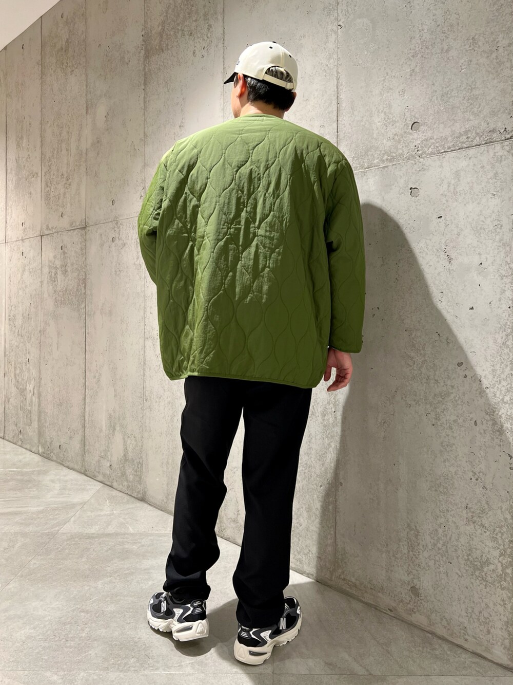 グリーン系のその他アウター、グレー系のスウェット、ブラック系のその他パンツを着用したメンズの春コーディネートの4枚目の写真