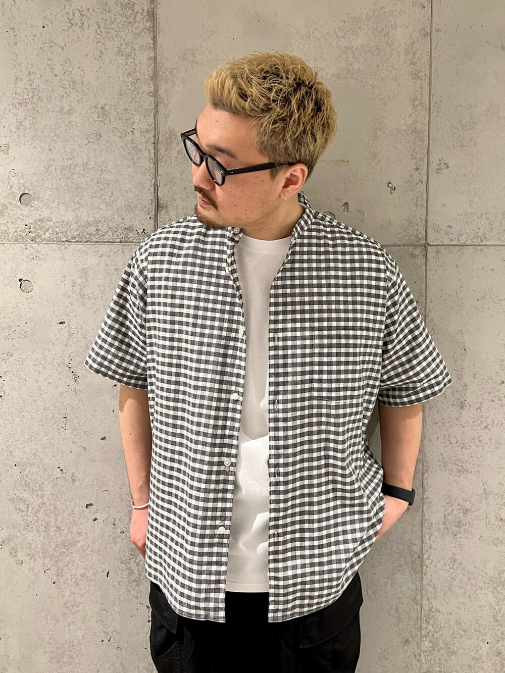 その他のシャツ/ブラウス、ホワイト系のTシャツ/カットソー、ブラック系のその他パンツを着用したメンズの春コーディネートの2枚目の写真