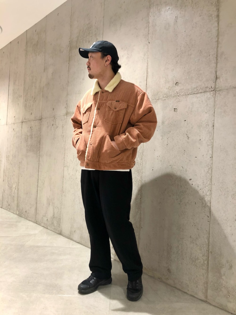 ピンク系のその他アウター、ホワイト系のTシャツ/カットソー、ブラック系のスウェットパンツを着用したメンズの冬コーディネートの3枚目の写真