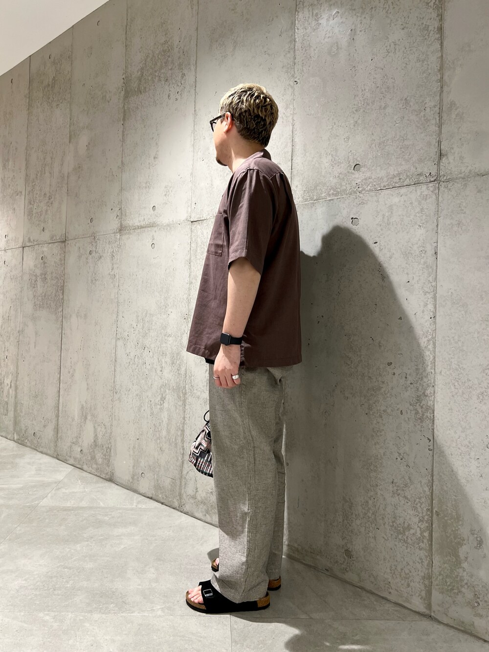 ブラウン系のシャツ/ブラウス、ブラック系のTシャツ/カットソー、ホワイト系のその他パンツを着用したメンズの春コーディネートの3枚目の写真
