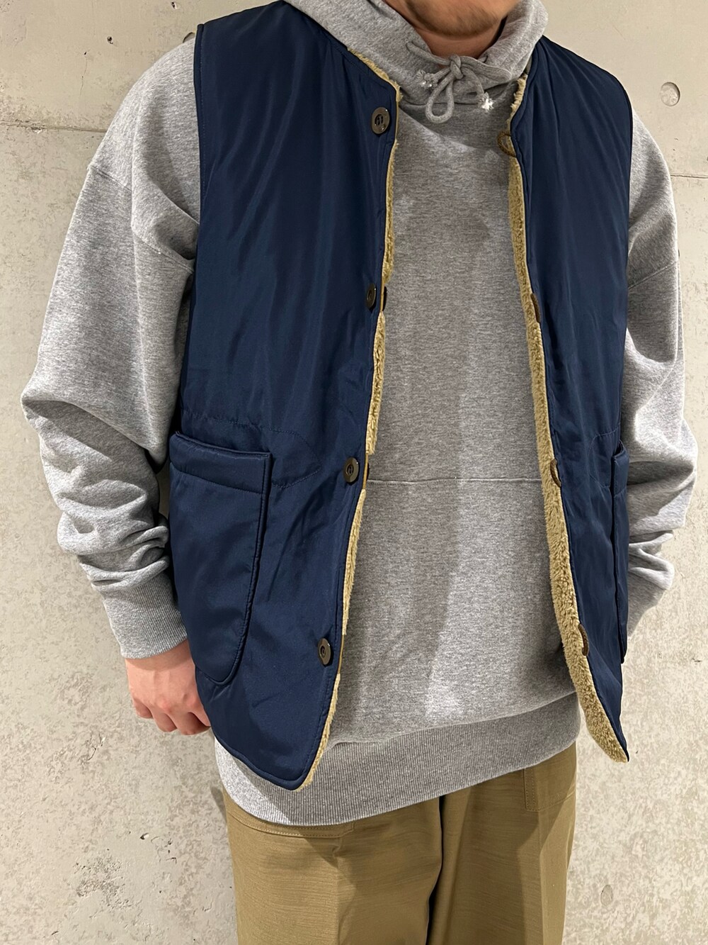 ブルー系のその他アウター、グリーン系のその他パンツ、ブラック系のブーツを着用したメンズの秋コーディネートの4枚目の写真