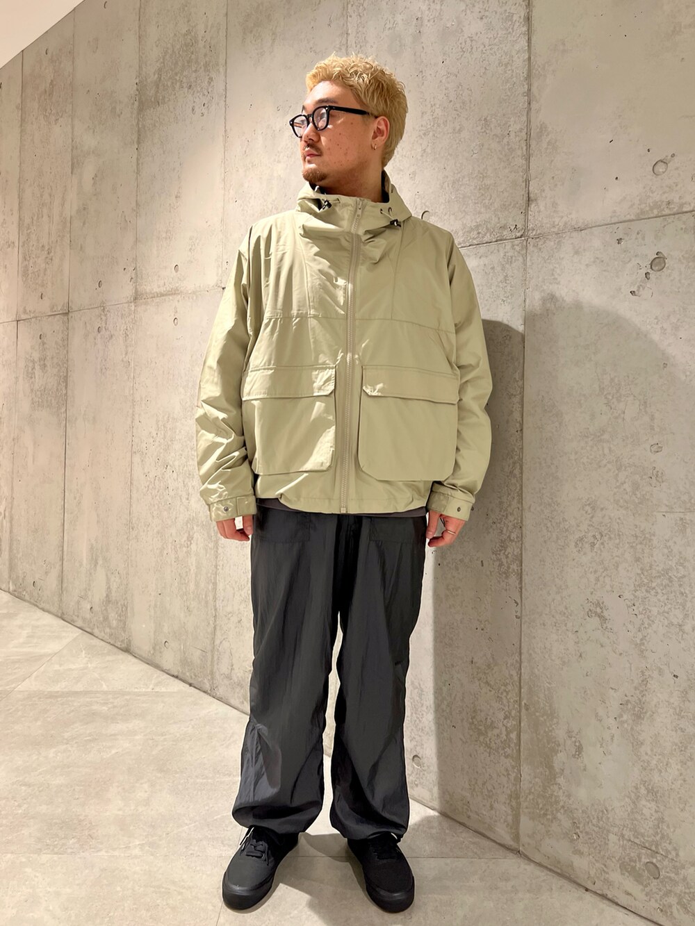 グリーン系のナイロンジャケット、グレー系のTシャツ/カットソー、グレー系のその他パンツを着用したメンズの秋コーディネートの2枚目の写真