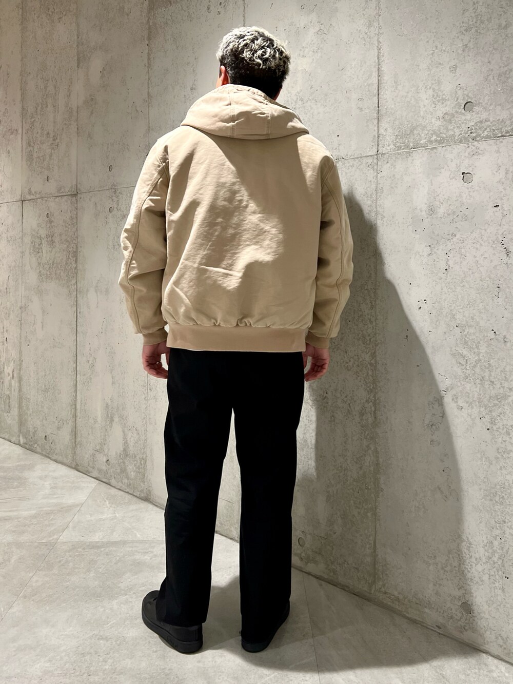 ブラウン系のその他アウター、ホワイト系のTシャツ/カットソー、ブラック系のチノパンツを着用したメンズの春コーディネートの4枚目の写真