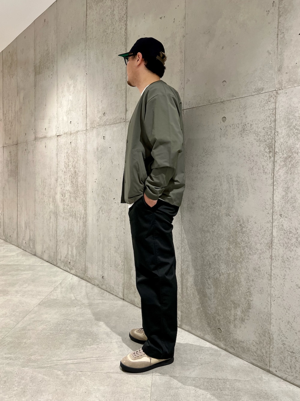 グリーン系のカーディガン/ボレロ、ホワイト系のTシャツ/カットソー、ブラック系のチノパンツを着用したメンズの夏コーディネートの2枚目の写真