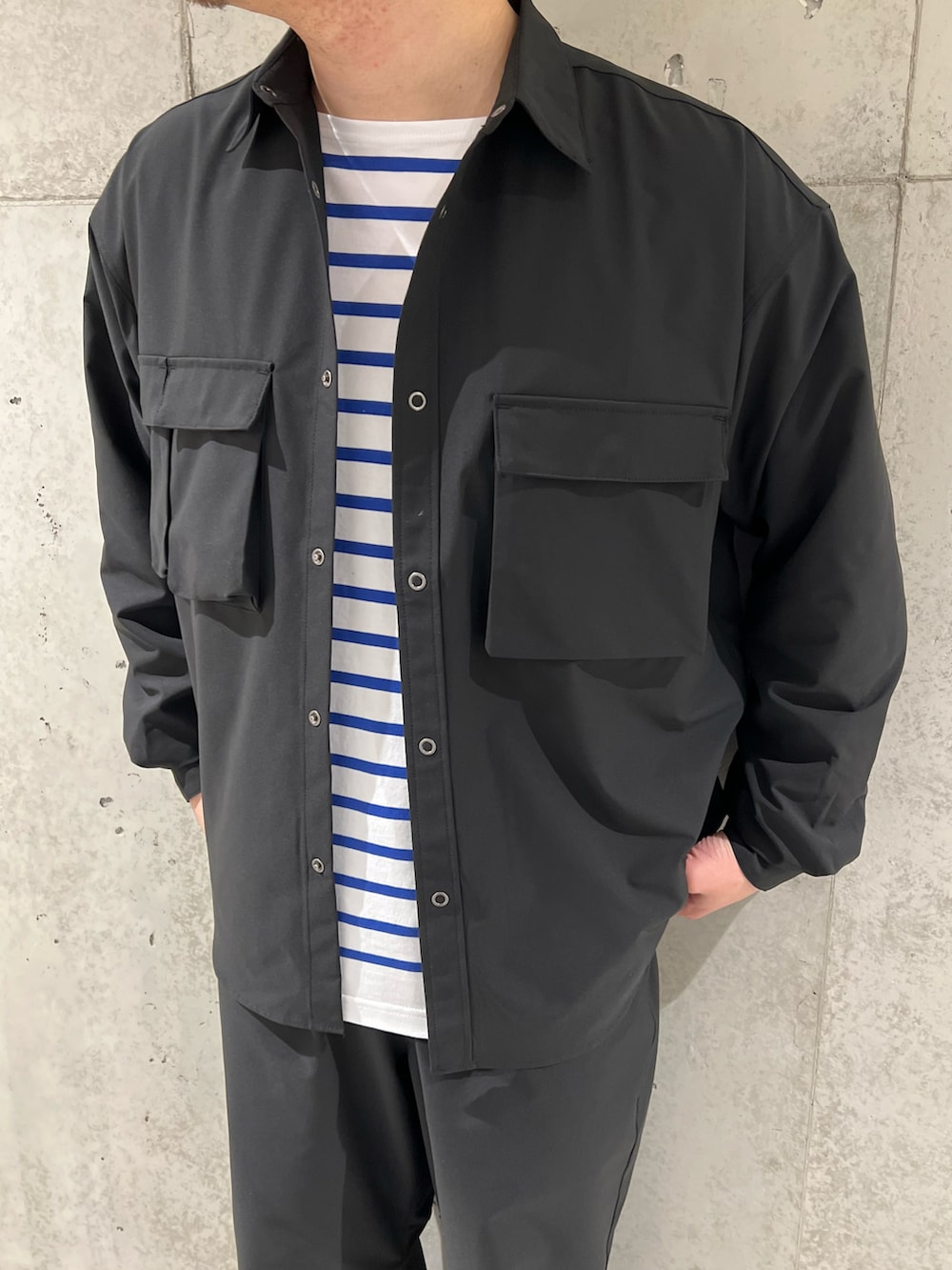 ブラック系のシャツ/ブラウス、ブルー系のTシャツ/カットソー、ブラック系のその他パンツを着用したメンズの春コーディネートの2枚目の写真