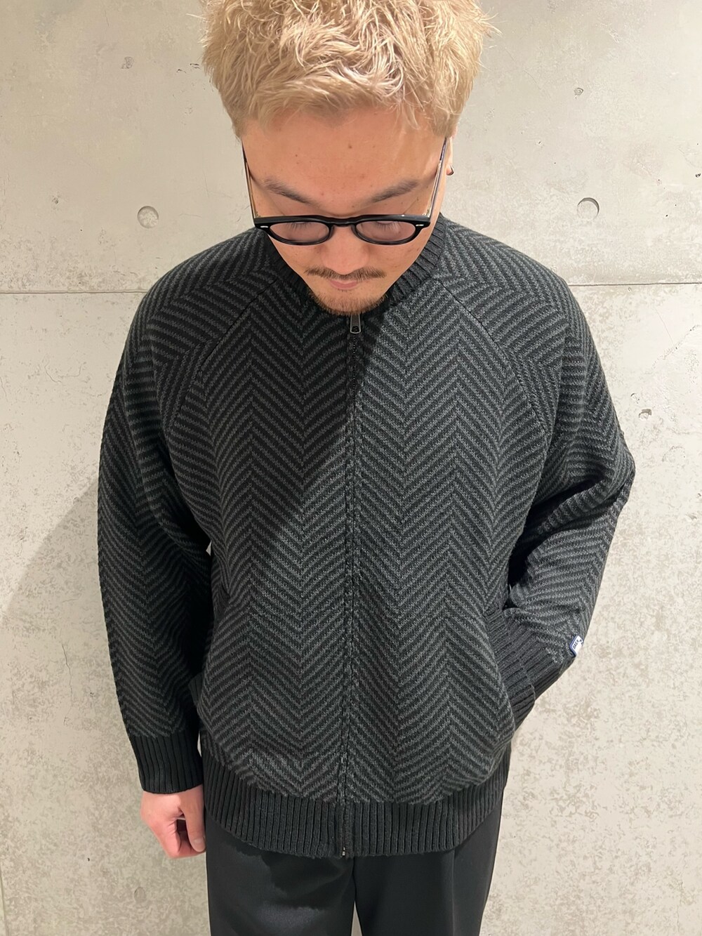 ブラック系のカーディガン/ボレロ、ブラック系のブルゾン、ホワイト系のTシャツ/カットソーを着用したメンズの冬コーディネートの4枚目の写真