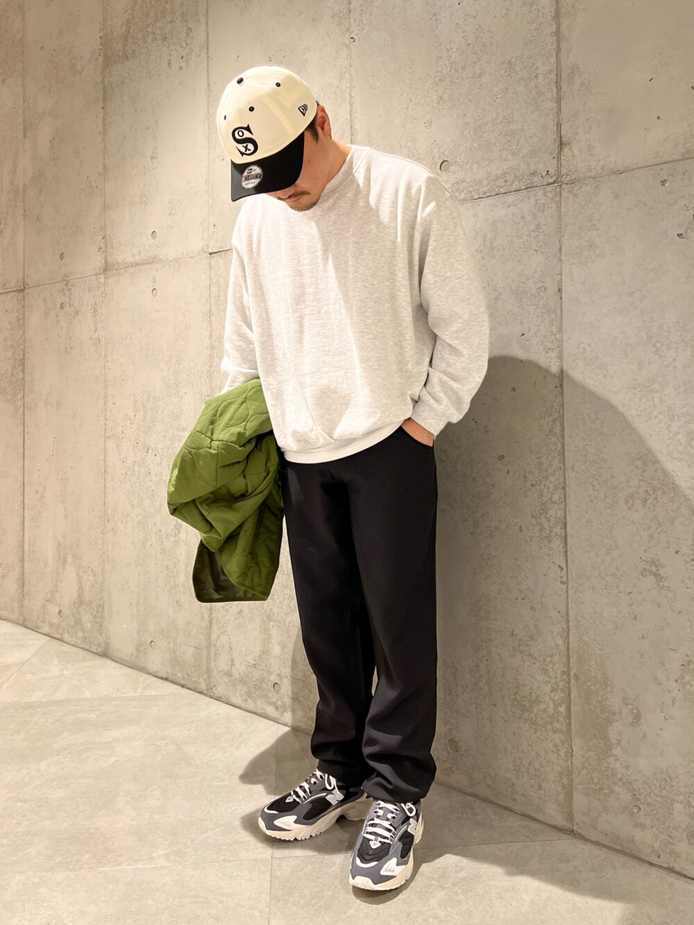 グリーン系のその他アウター、グレー系のスウェット、ブラック系のその他パンツを着用したメンズの春コーディネートの2枚目の写真